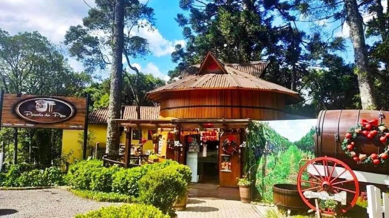Chale Tematico Em Pipa De Vinho - Parada Da Pipa Chales Canela Exterior photo